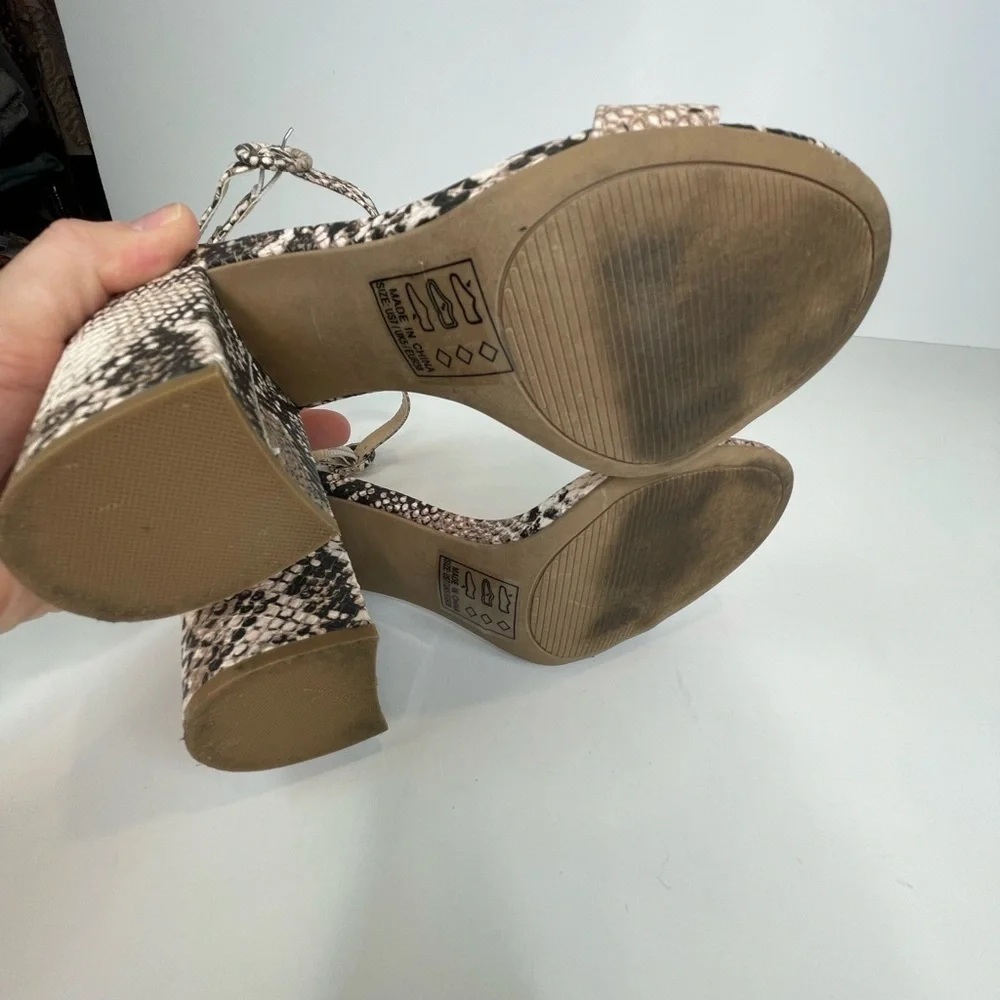 Qupid Stone Snake Ankle Strap Block Heels Sz 7